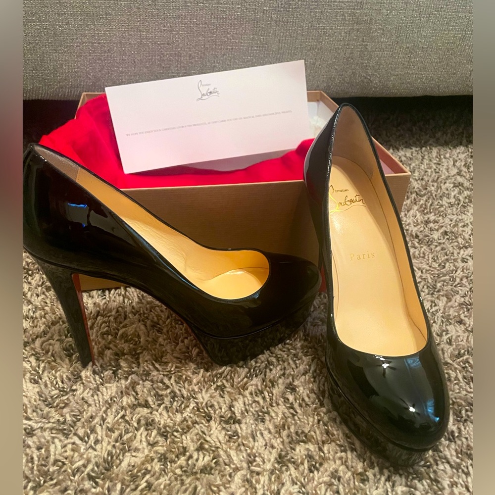 NWT size 37 Christian Louboutin Patent Leather Pumps